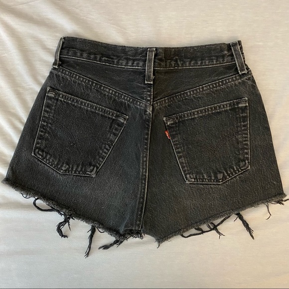 Vintage | Levi’s | Denim Shorts — Size 25/26 - Picture 2 of 12